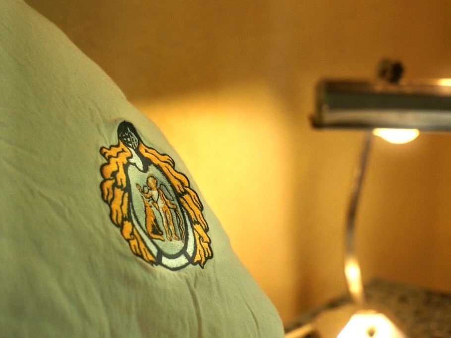 Blason du Domaine de la Gavolerie brodé sur les taies d'oreillers.