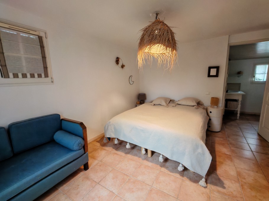 Bedroom with 2 single beds (80cm) that can be converted into a double bed (160cm) on the ground floor