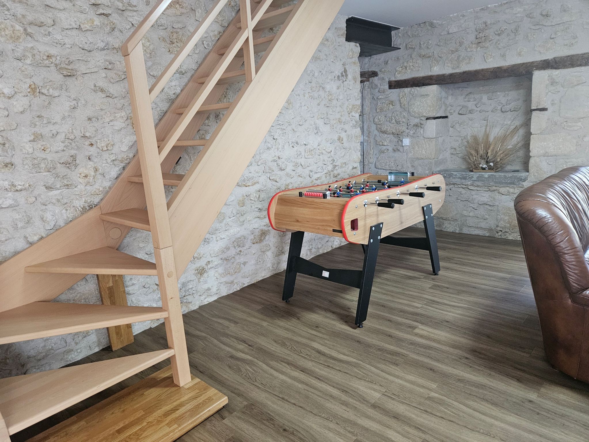 Dans la grande pièce de vie, un babyfoot