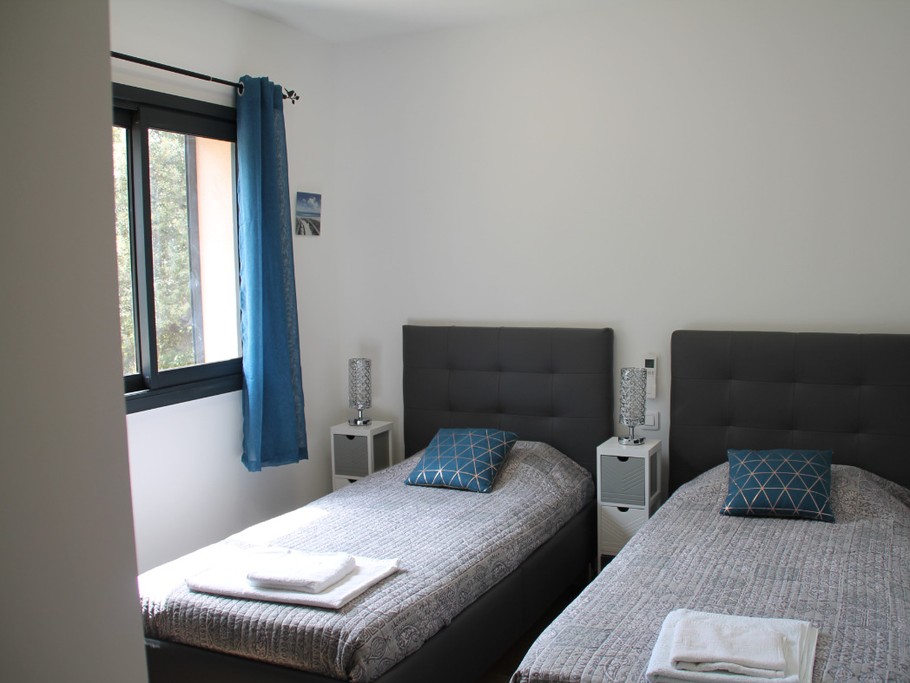 La chambre avec lits simples
