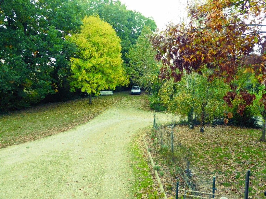Devant le gîte en automne