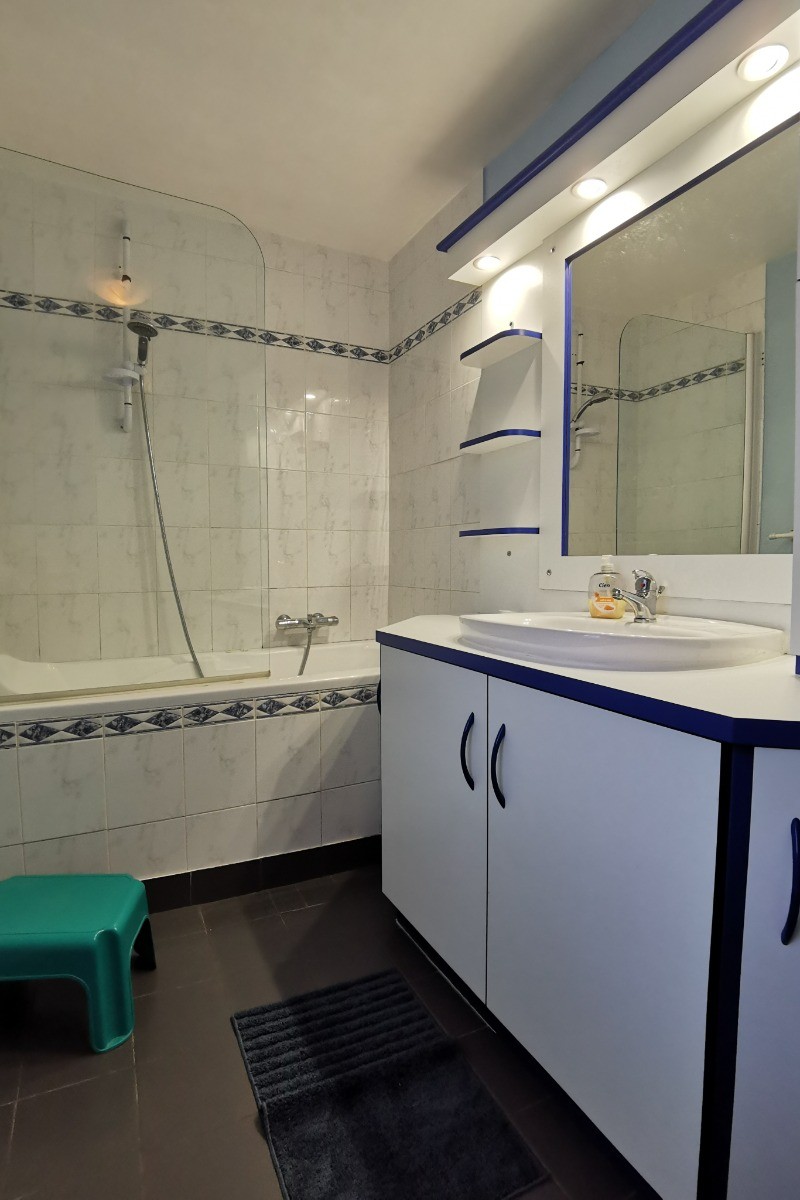 Salle de bain avec WC à l'étage