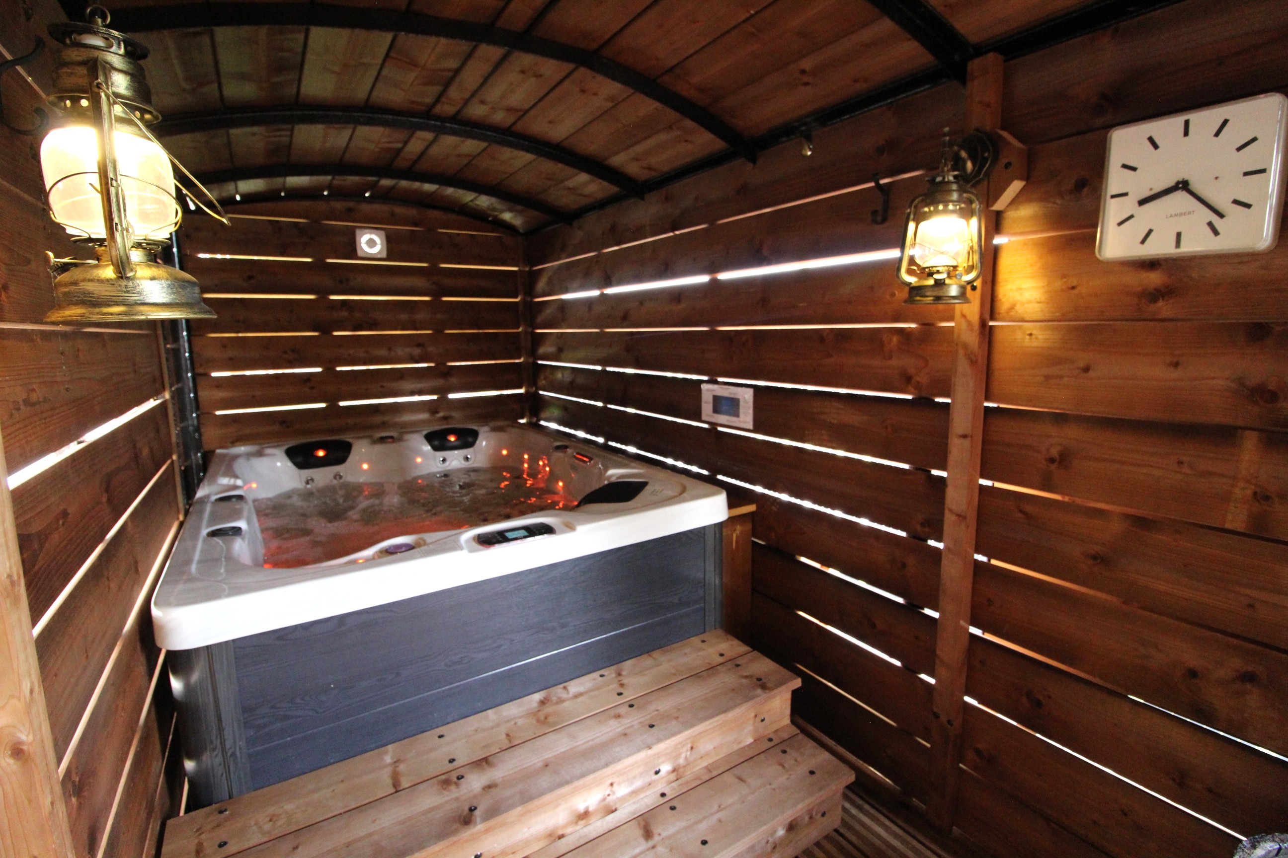 Wagon jacuzzi extérieur - Gîte de la gare d'Anould