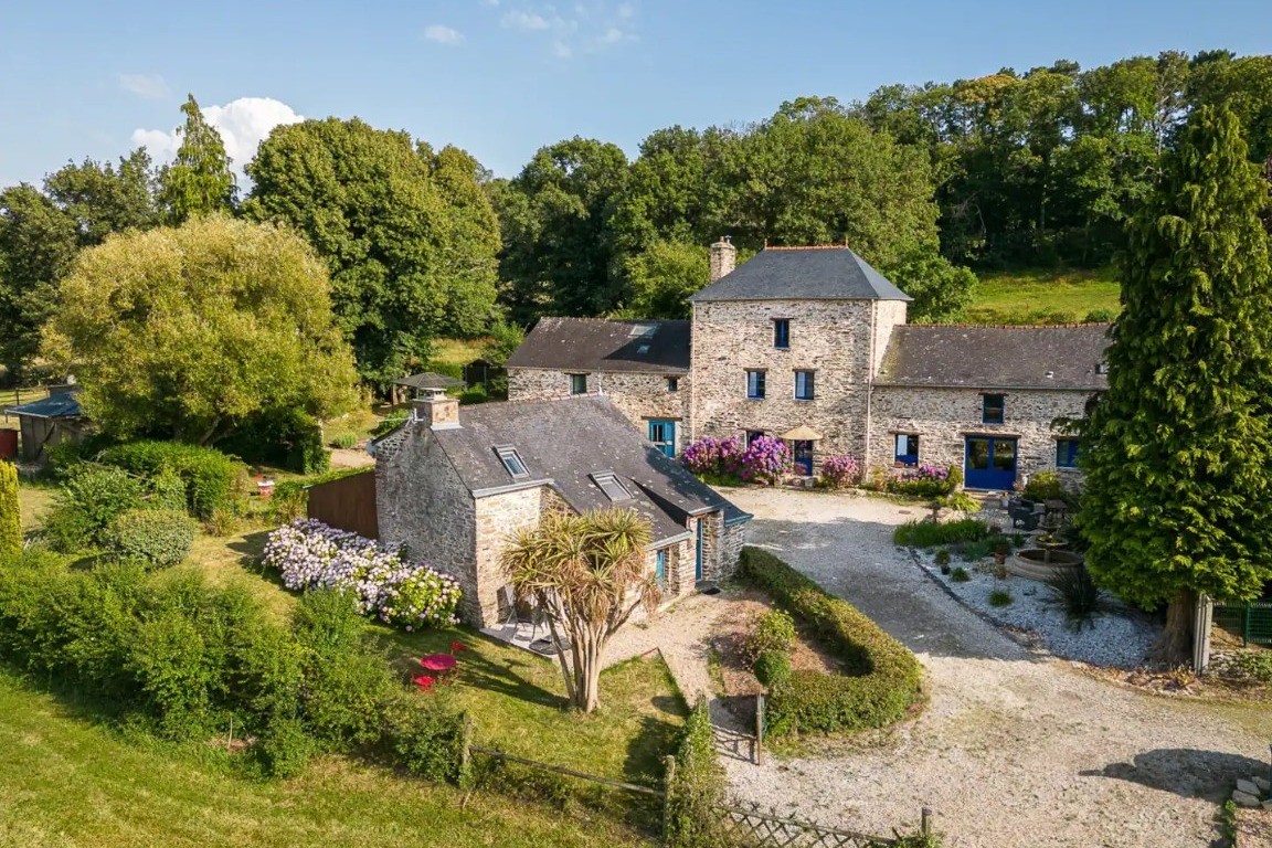 Domaine de la Riaudaie, avec 1 gîte, un appartement et 2 chambres d'hôtes. Votre chambre se situe en haut de la tour carré dans la bâtisse principale. Vous avez le plein accès à la toute la propriété, son jardin et ses équipements de loisirs.