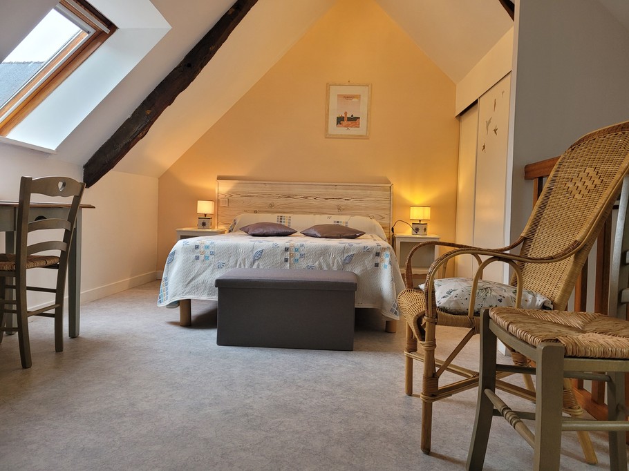 la longère, Gîte pors Even, la chambre en mezzanine avec 1 lit double et 1 lit simple et bureau