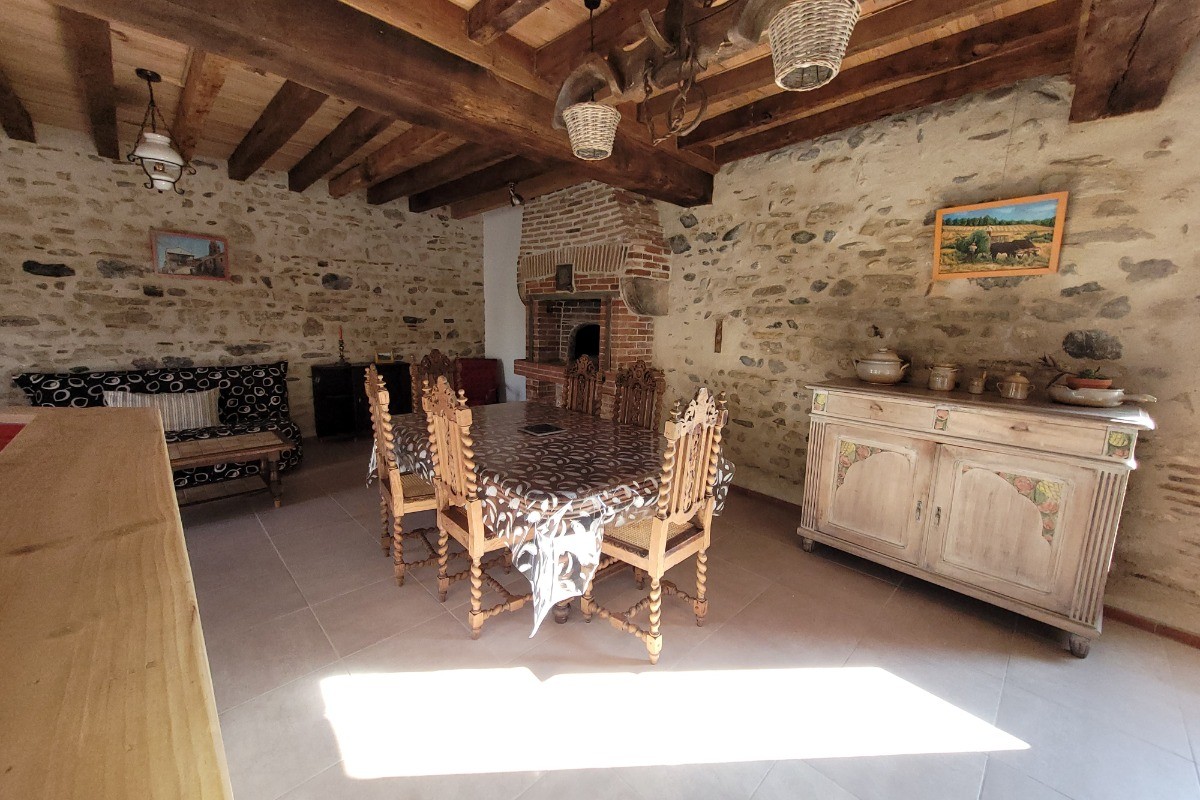 Une table à manger spacieuse