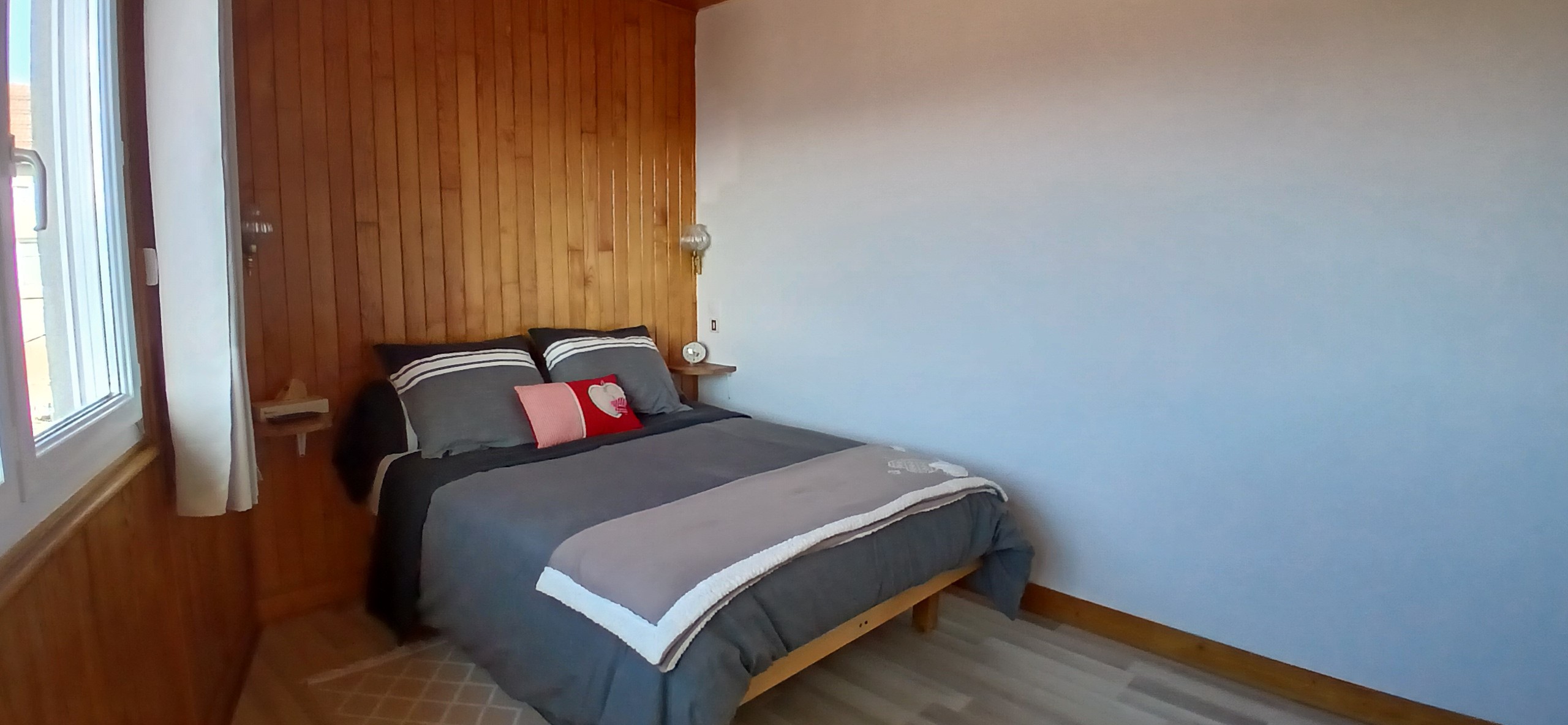 Chez Nelly - Gîte 2 personnes à Arconsat : La chambre avec TV (2e étage)