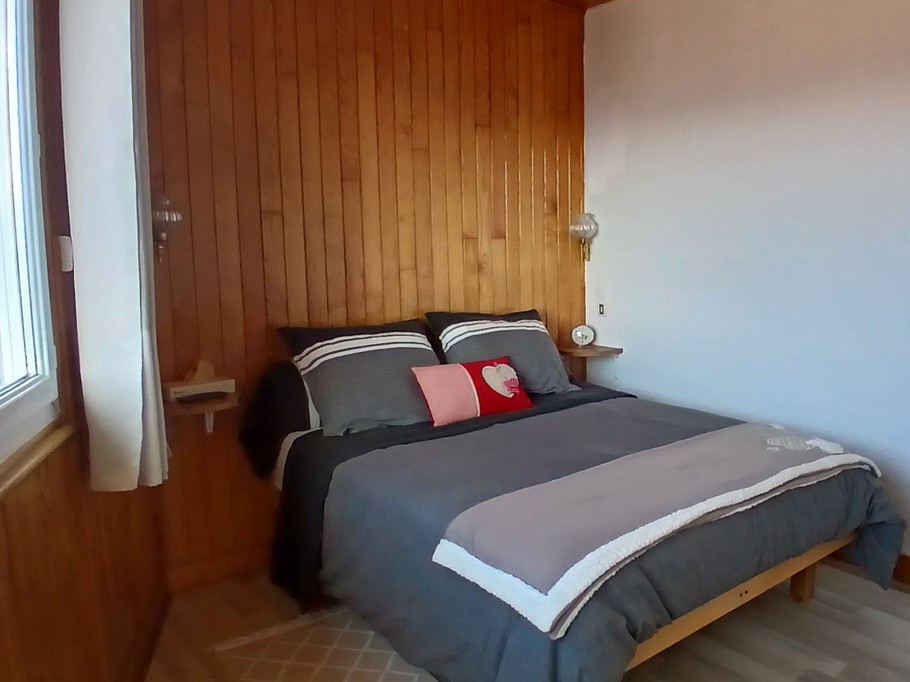 Chez Nelly - Gîte 2 personnes à Arconsat : La chambre avec TV (2e étage)