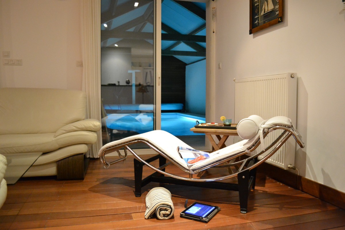 salon avec accès piscine