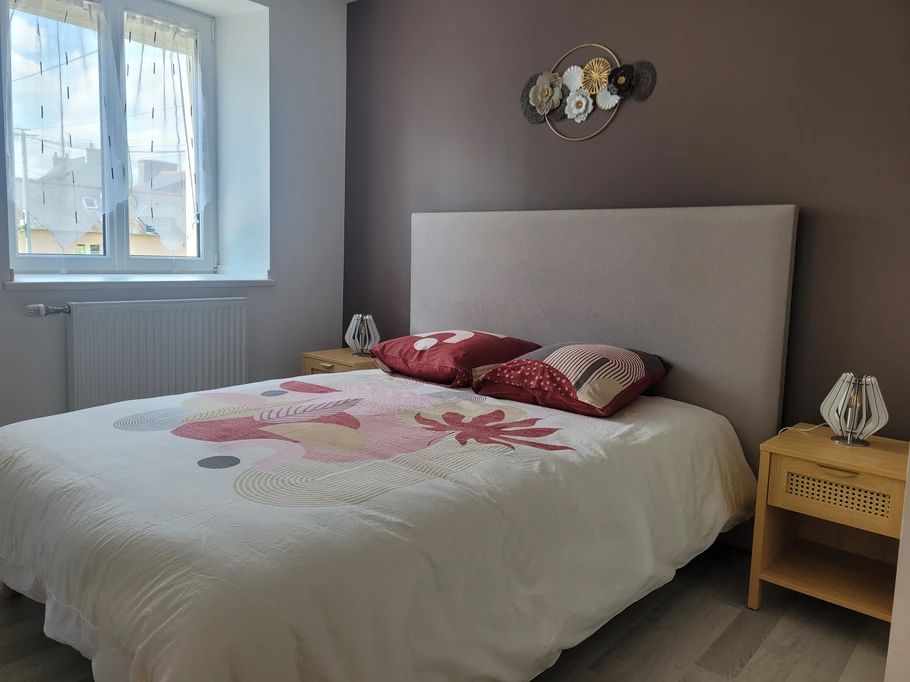 Holiday home, Plouha, ground-floor bedroom with a 140 bed and en-suite shower room and toilet