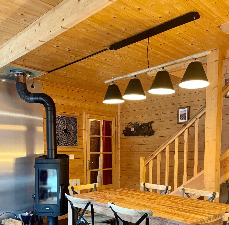 Salle de séjour vue sur le sas d'entrée et la montée d'escalier