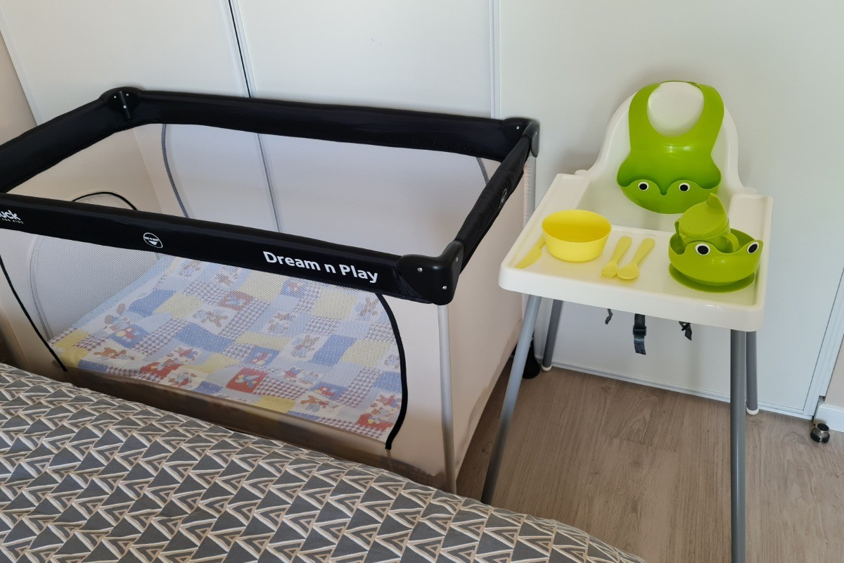 Lit bébé et chaise haute haute sur demande