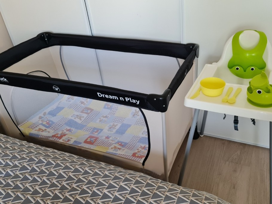 Lit bébé et chaise haute haute sur demande