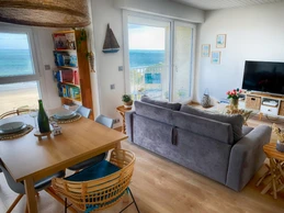 pièce de vie et ses 2 grandes baies vitrées