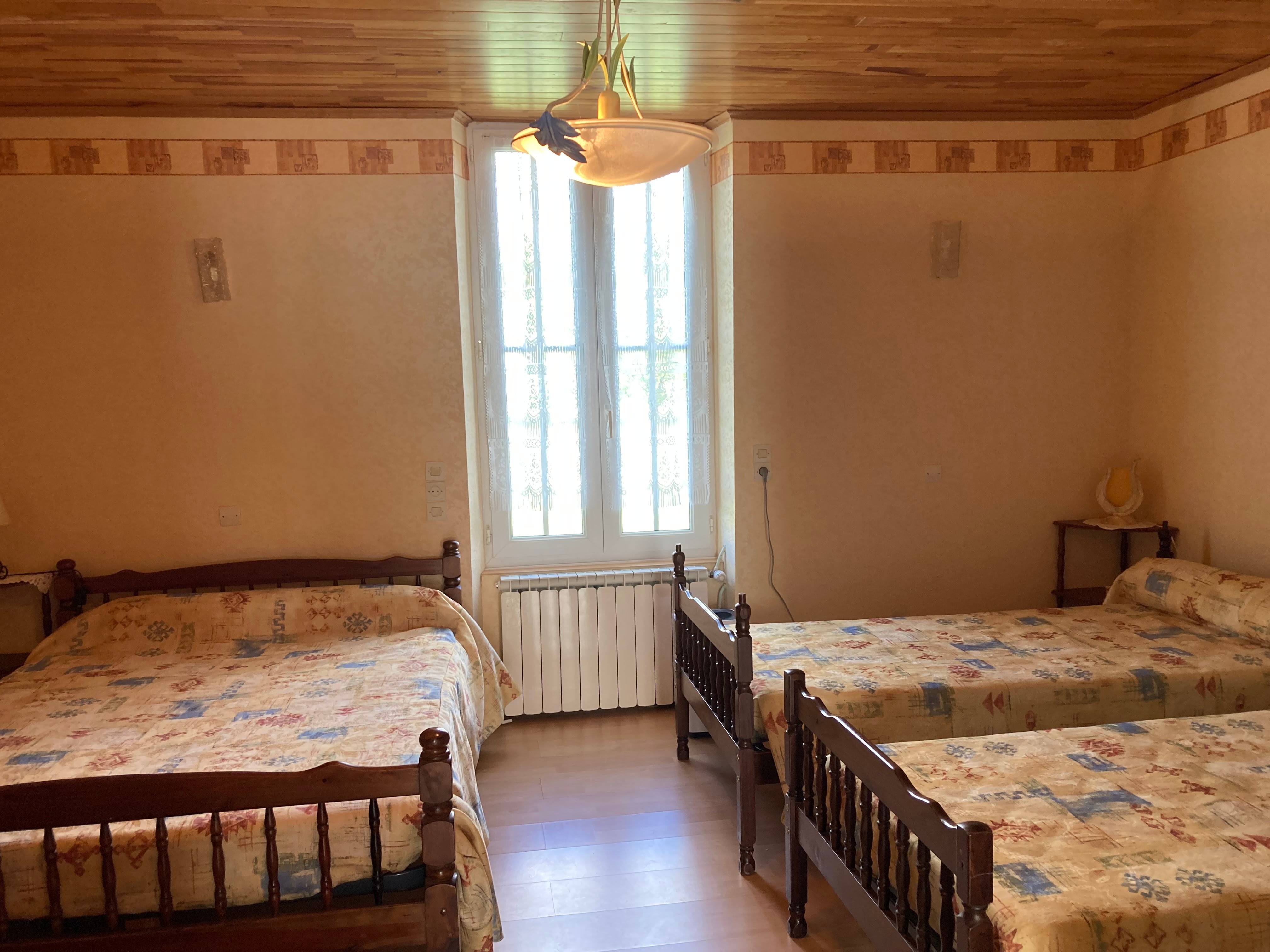 chambre 3 (2 lits de 90 + 1 lit de 140)