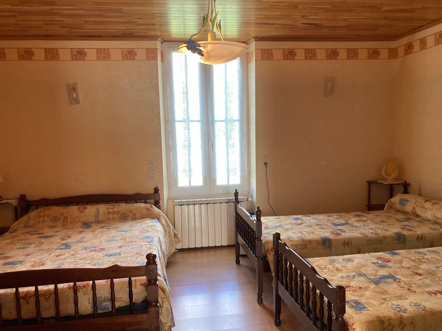 chambre 3 (2 lits de 90 + 1 lit de 140)