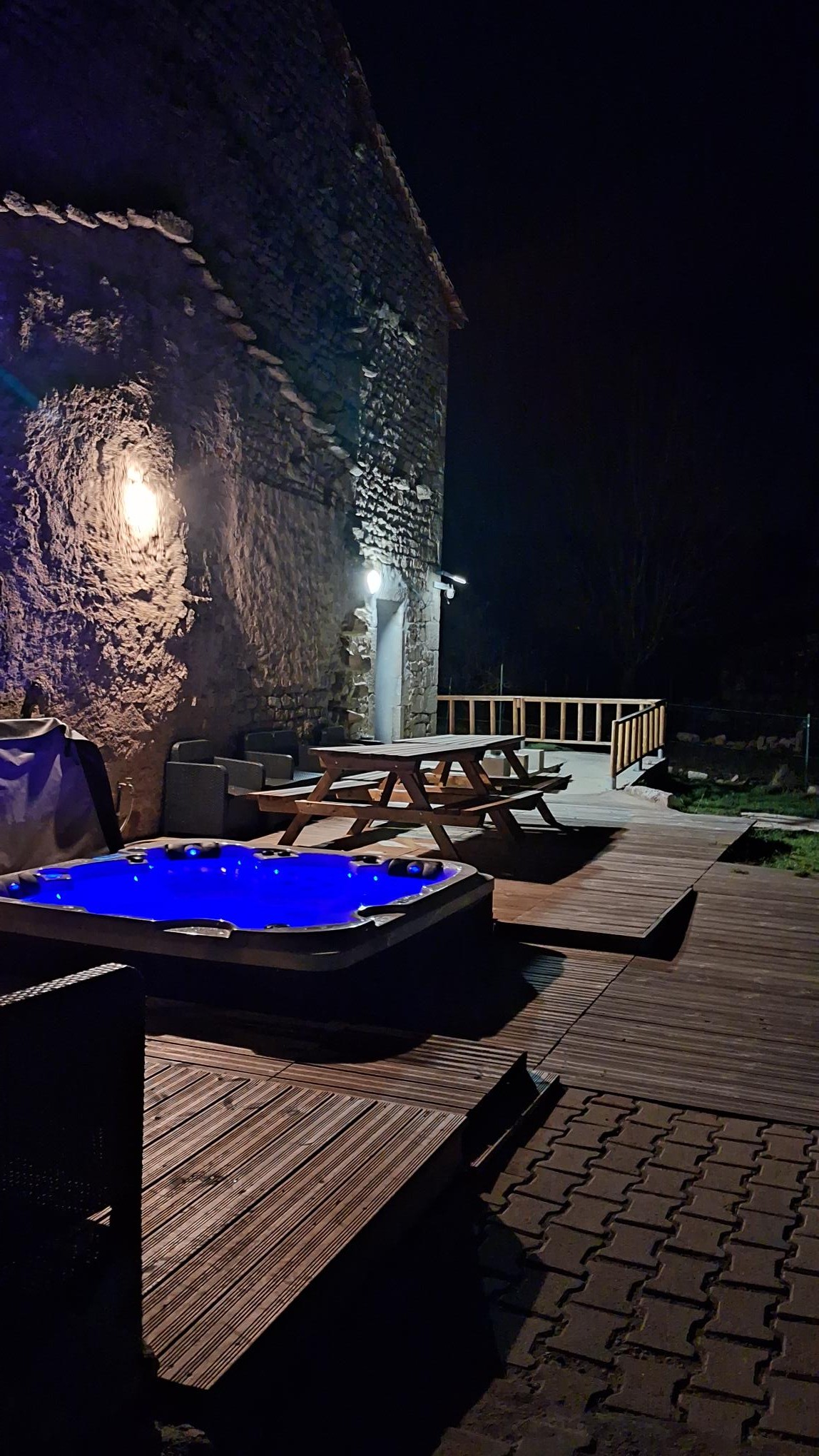 Gîte Ukhutula, Vollore-Montagne - Terrasse avec jaccuzzi privatif, tables de picnic et salons de jardin