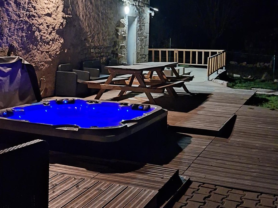Terrasse avec jaccuzzi privatif, tables de picnic et salons de jardin - Gîte Ukhutula , Vollore-Montagne , Puy-de-Dôme , Auvergne