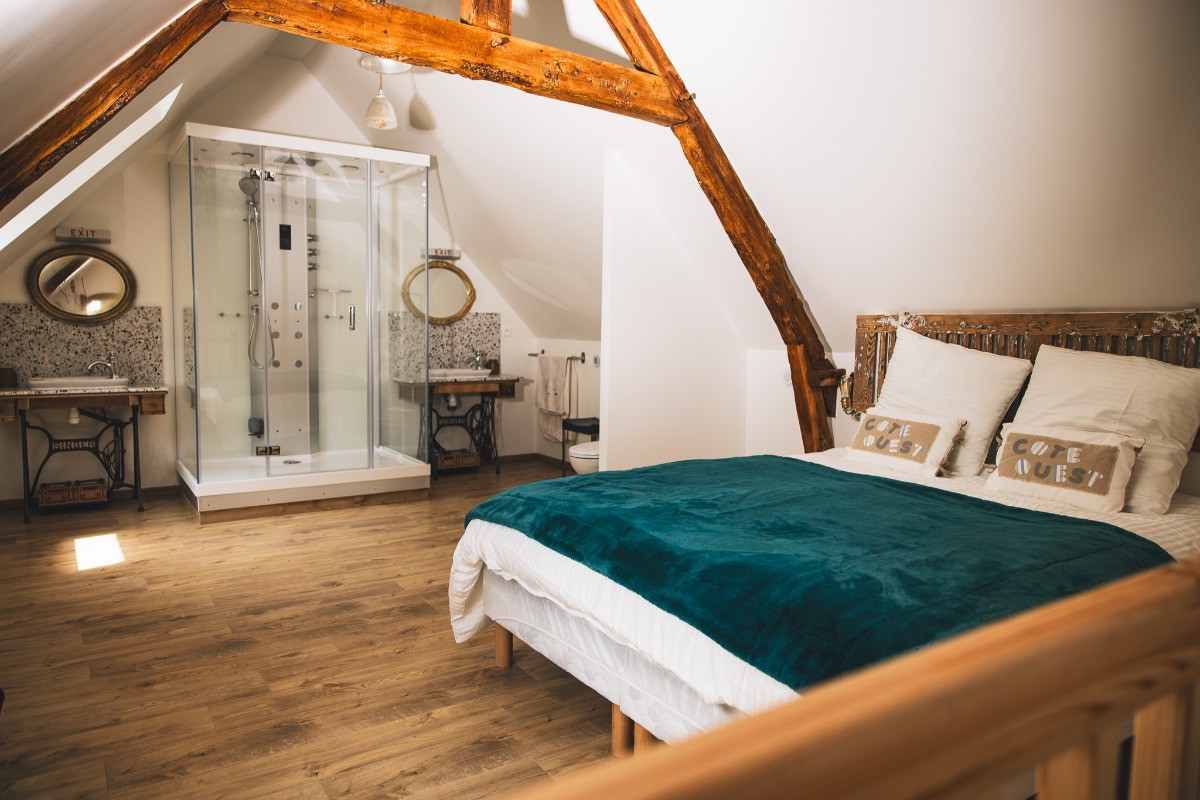 Chambre mezzanine ouverte sur salle de bain