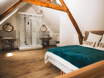 Chambre mezzanine ouverte sur salle de bain