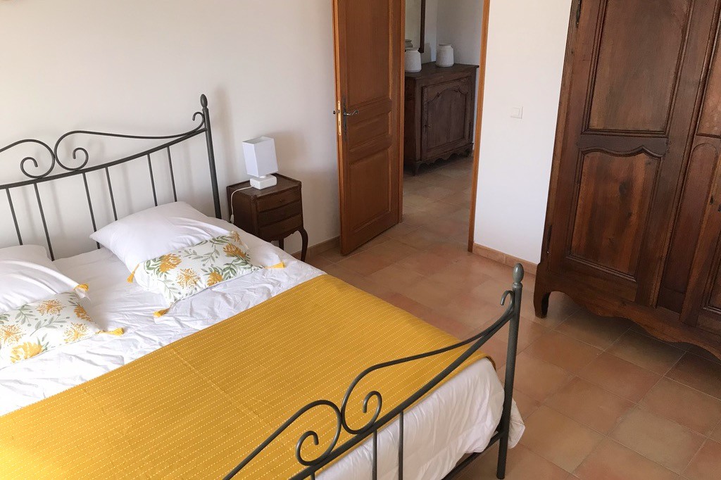 La chambre 1 avec un grand lit en 160 cm