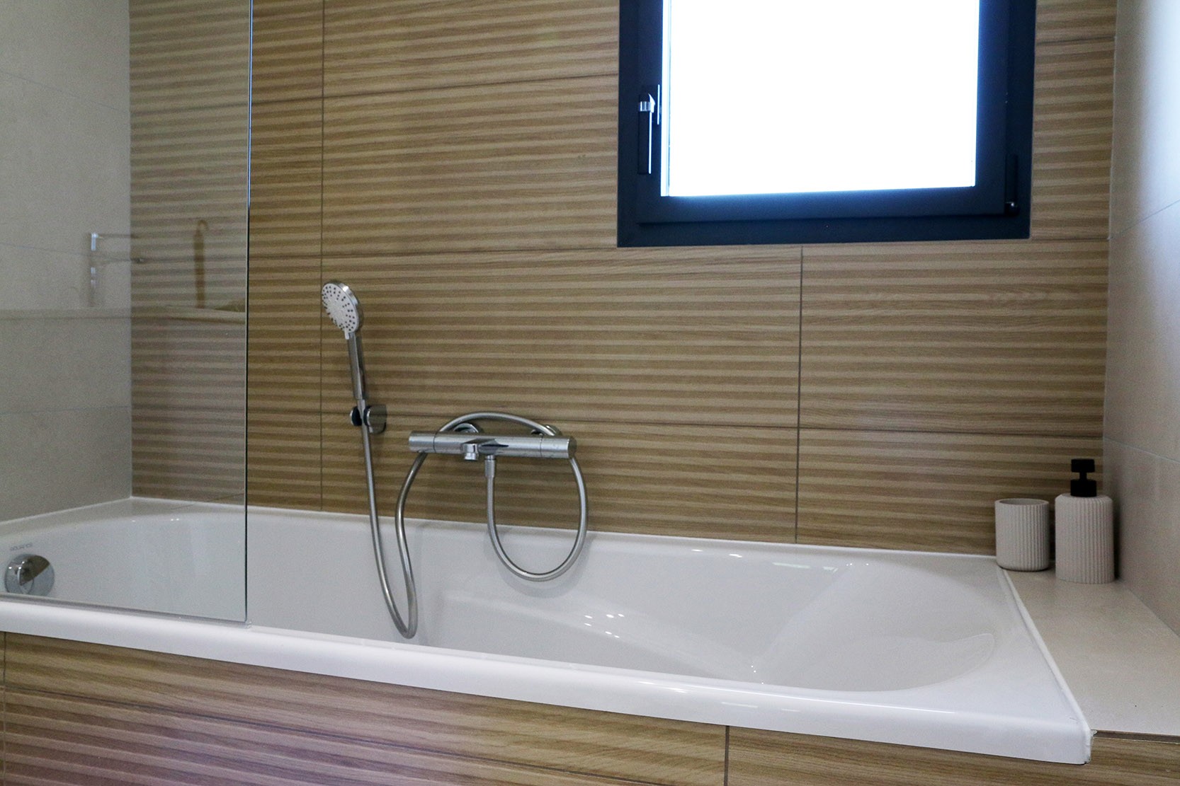 Salle de bain à l'étage avec douche et baignoire