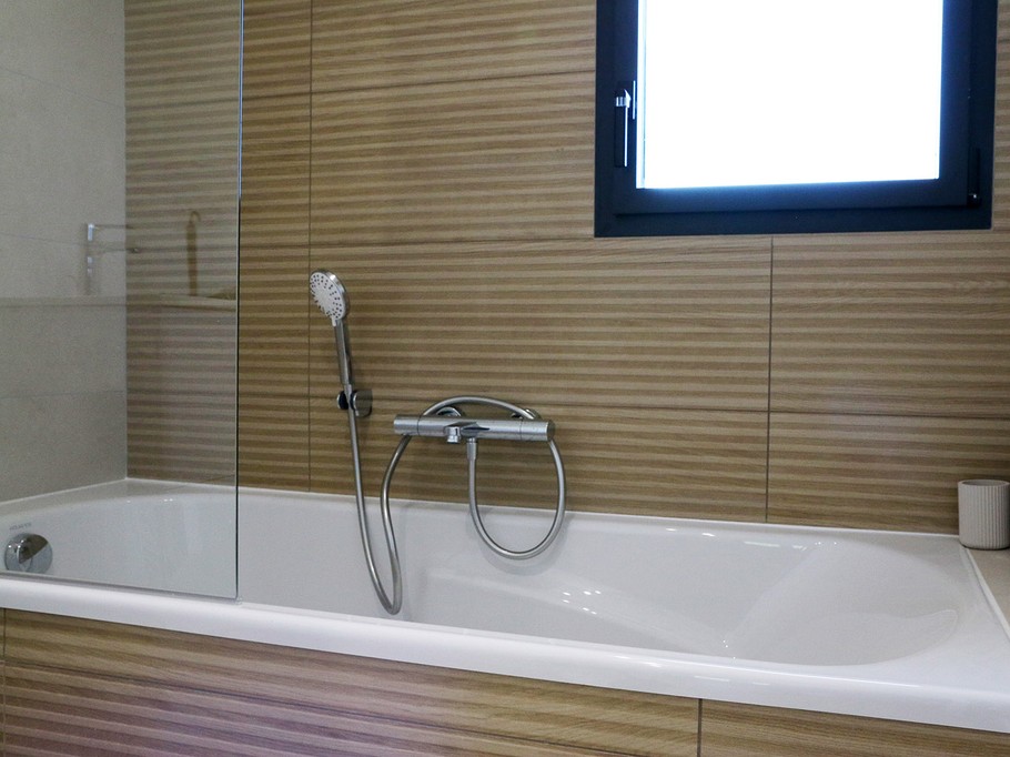 Salle de bain à l'étage avec douche et baignoire