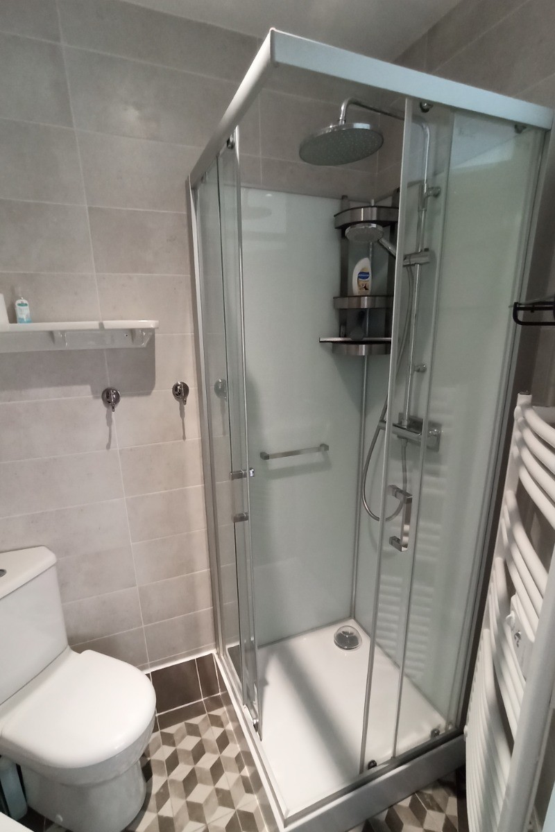 Salle d'eau avec lavabo, WC, sèche-serviette