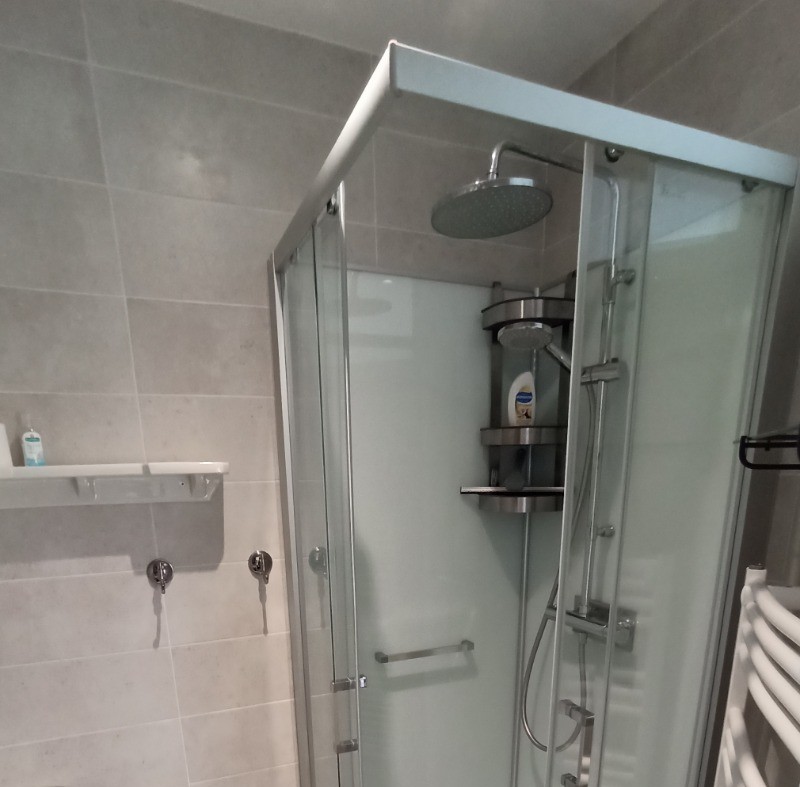 Salle d'eau avec lavabo, WC, sèche-serviette