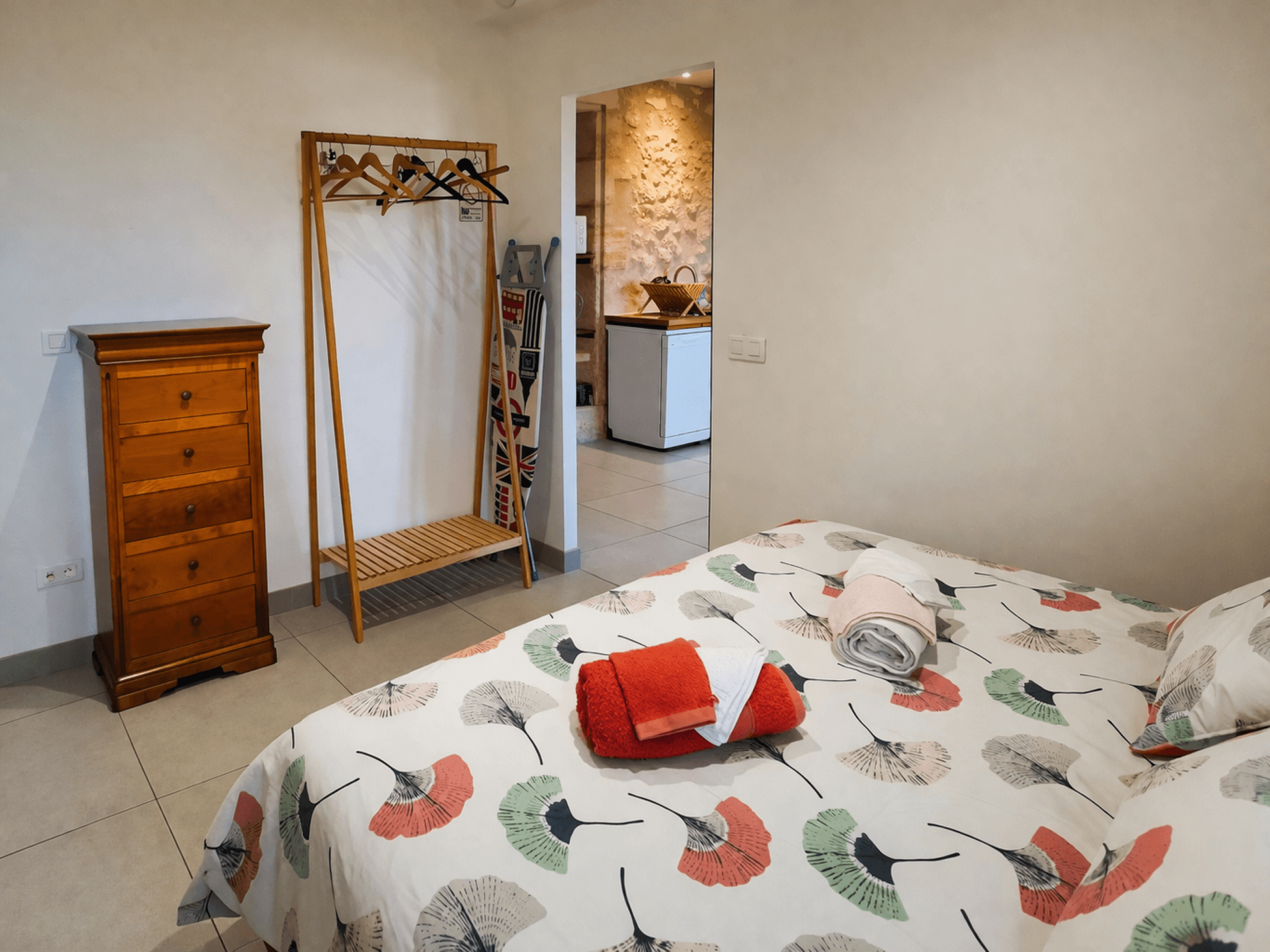 Gite le Cosy avec piscine commune, pour 2 à 4 personnes, avec canapé-lit confortable, à Langoiran en Gironde
