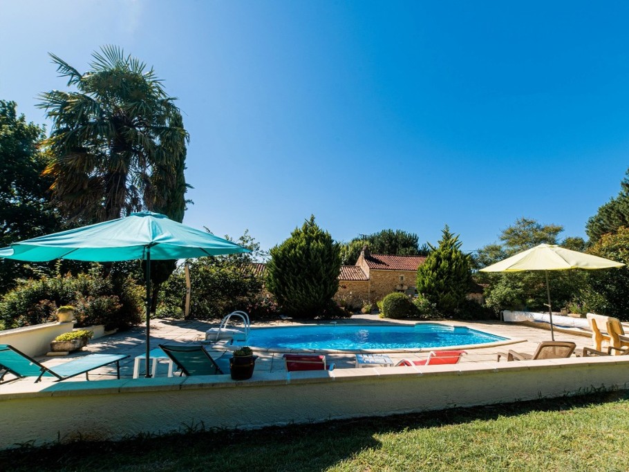 Vue piscine et gîte