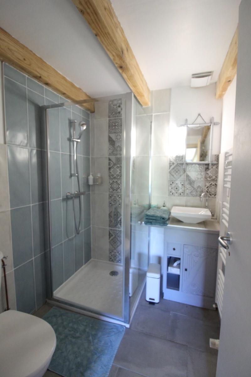 Salle d'eau attenante - Chambre Bluet à la ferme sous les Hiez à Cornimont