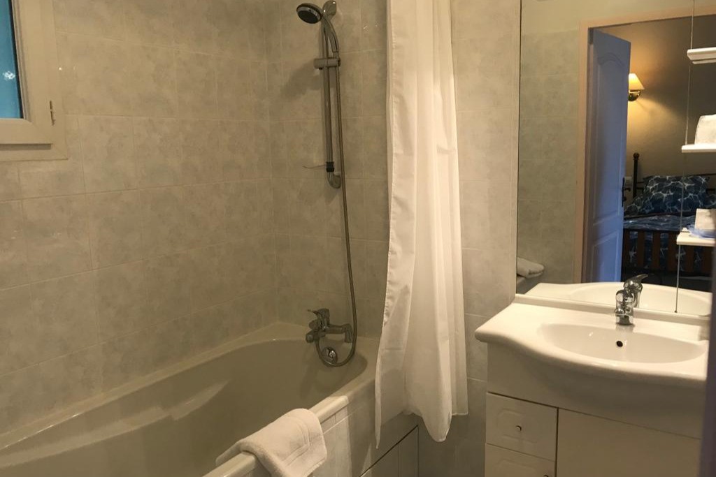 Salle de bain dans la chambre Chêne à L'Essartille