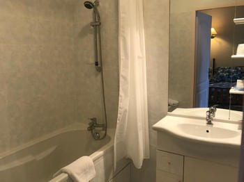 Salle de bain dans la chambre Chêne à L'Essartille