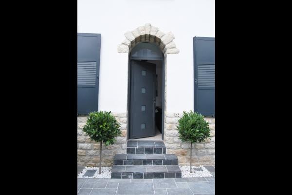 Entrée donnant sur terrasse.