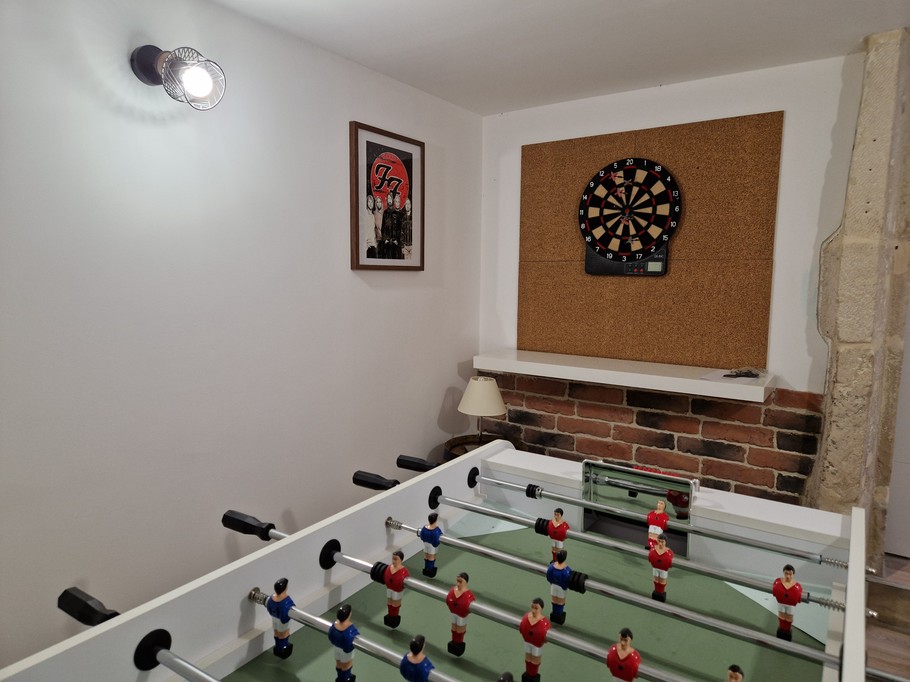 Salle de jeux avec baby-foot et jeux de fléchettes - Gite des Vignes