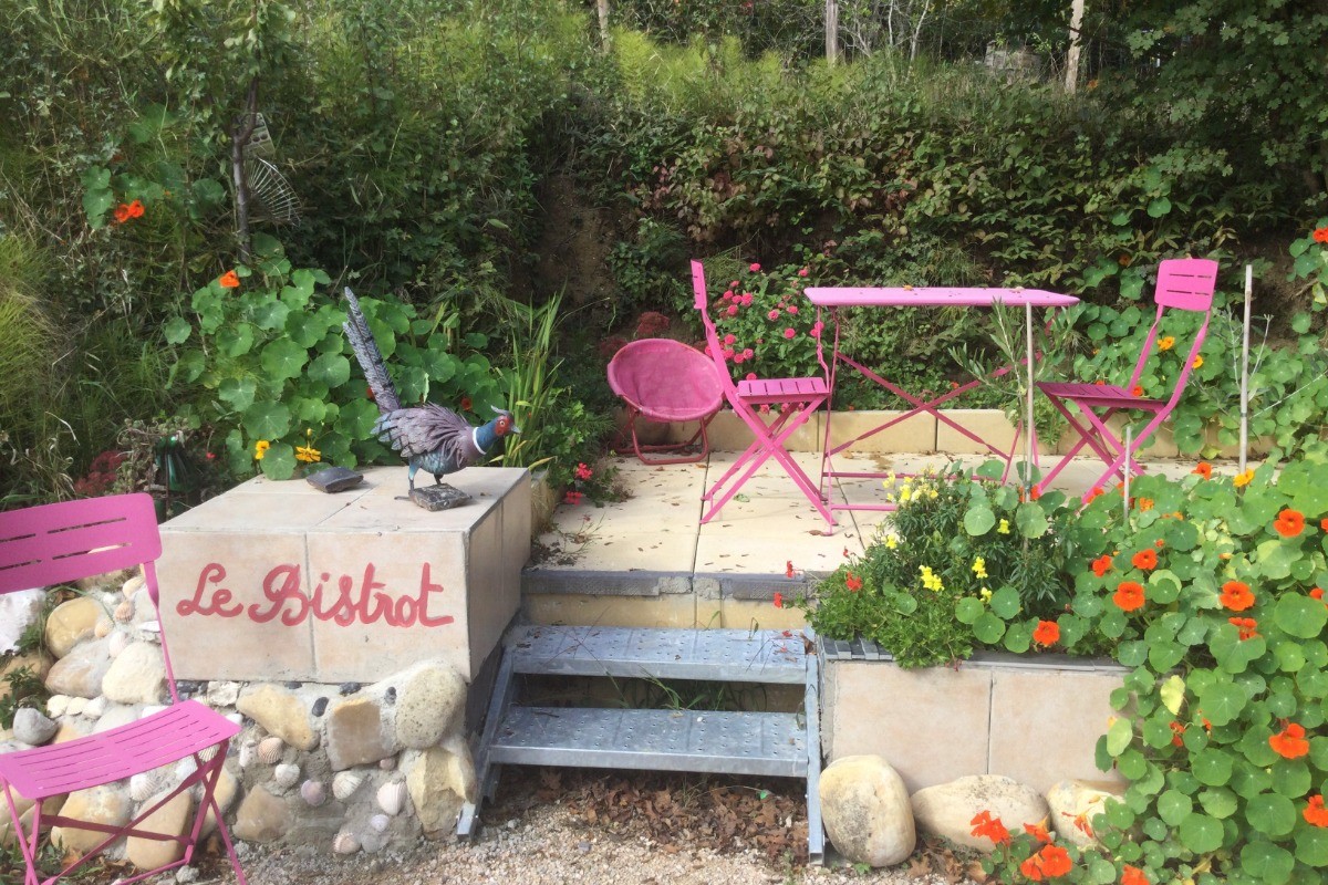 Le bistrot, un petit coin charmant pour prendre le soleil.