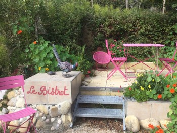 Le bistrot, un petit coin charmant pour prendre le soleil.