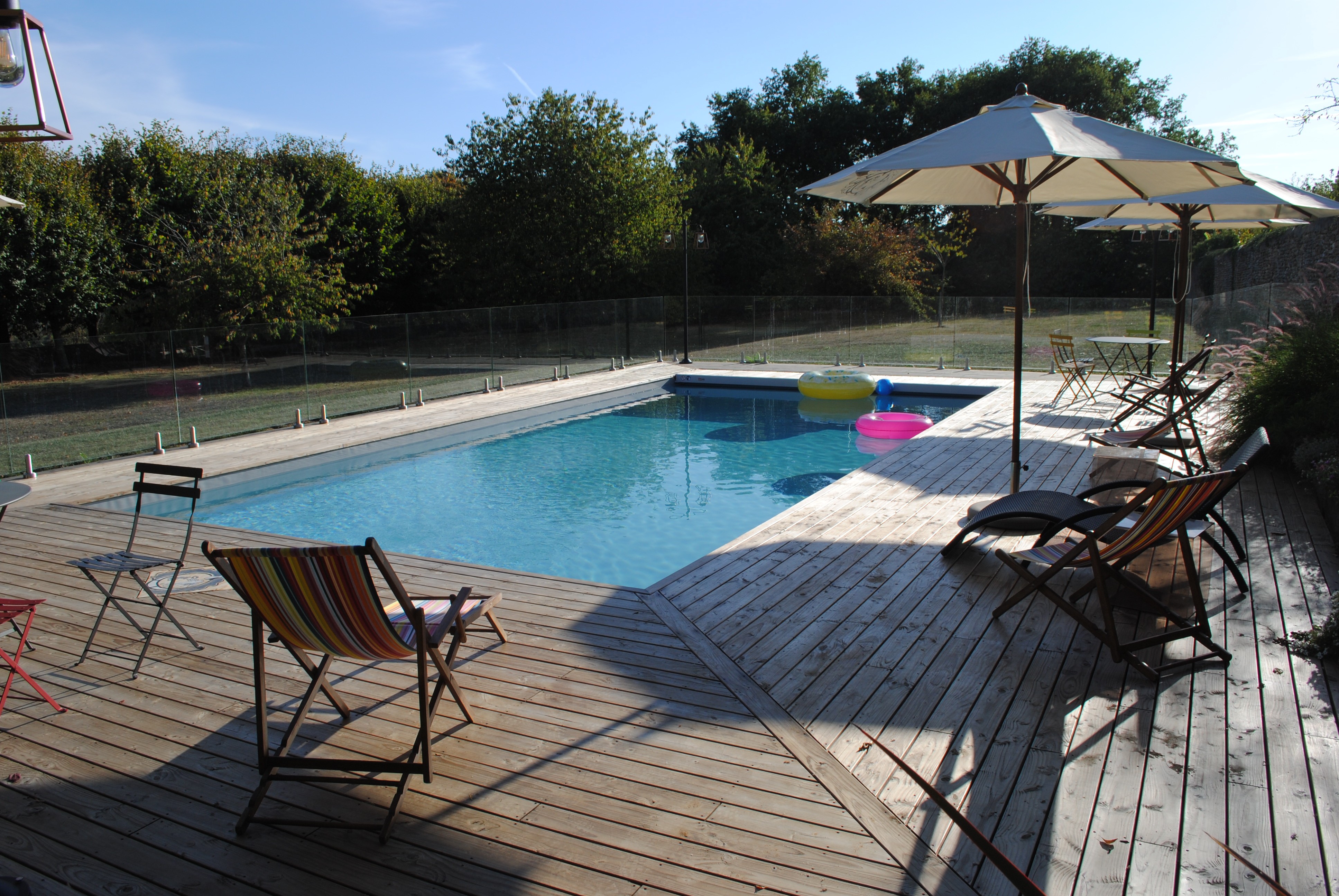 Piscine partagée avec le gîte 6 personnes.