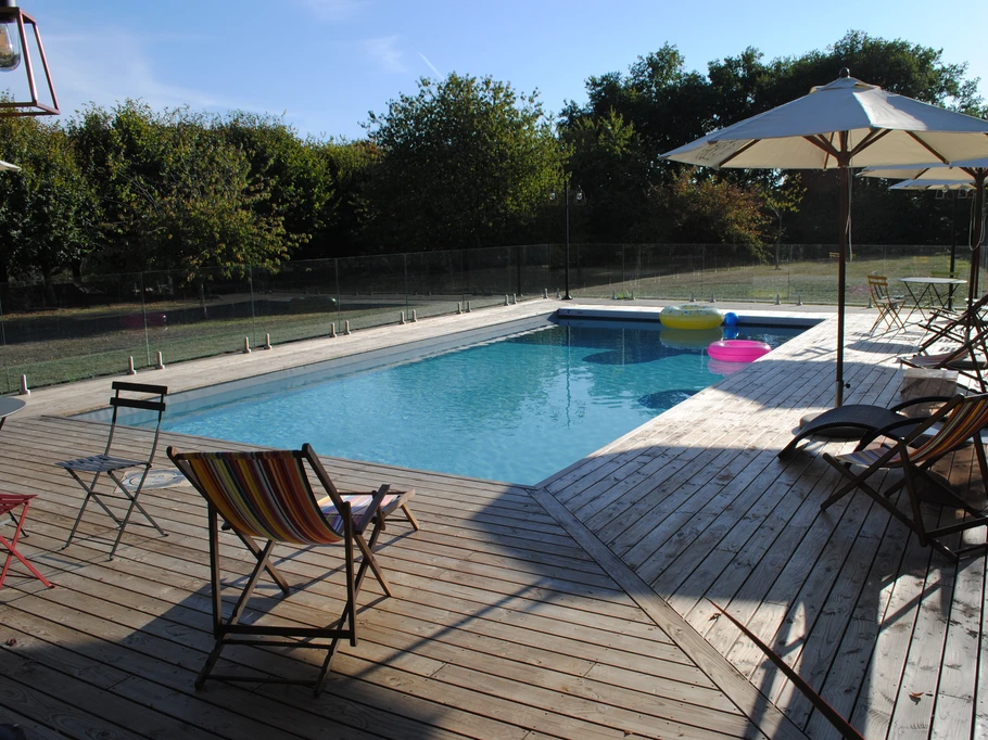 Piscine partagée avec le gîte 6 personnes.