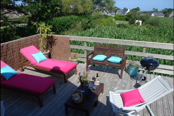 Envie d'un break ! Accordez vous une pause au bout du monde, au plus proche de la nature ! Ressourcez vous au gîte Yock à 800 m des plages, du bourg et du sentier côtier GR34. Terrasse privative du gîte avec vue sur la campagne et toute petite vue mer !