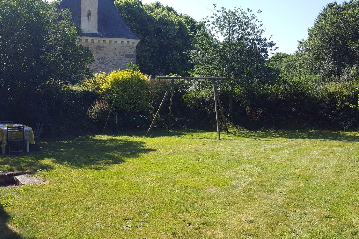 Jardin avec balançoire