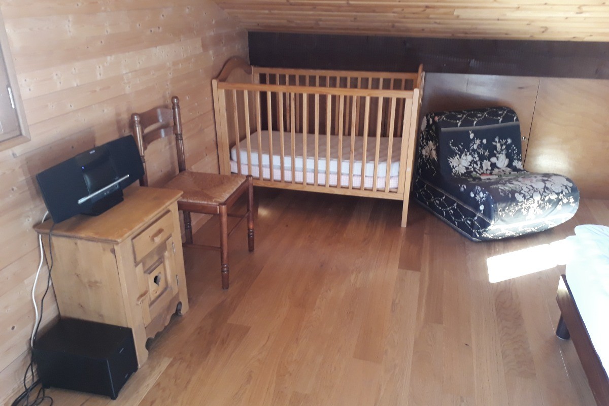 lit bébé dans chambre enfant
