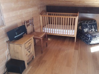 lit bébé dans chambre enfant