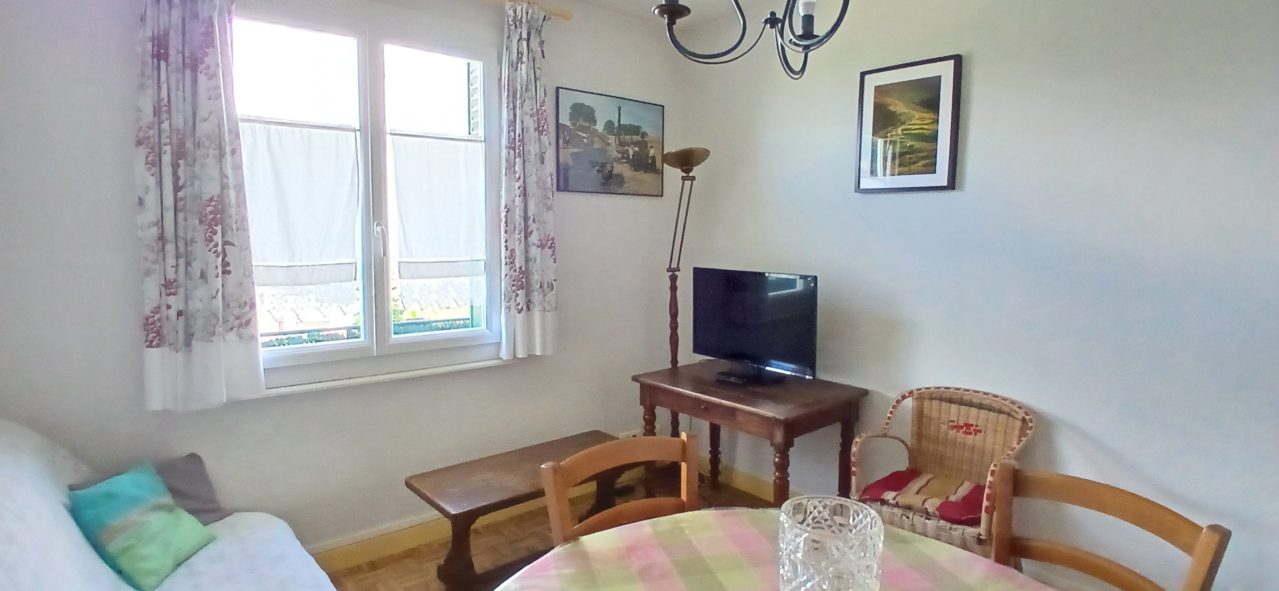 Gîte "Les Châtaigniers", Sarcenat, Orcines, Puy de Dôme, Auvergne - Salon / Salle à manger