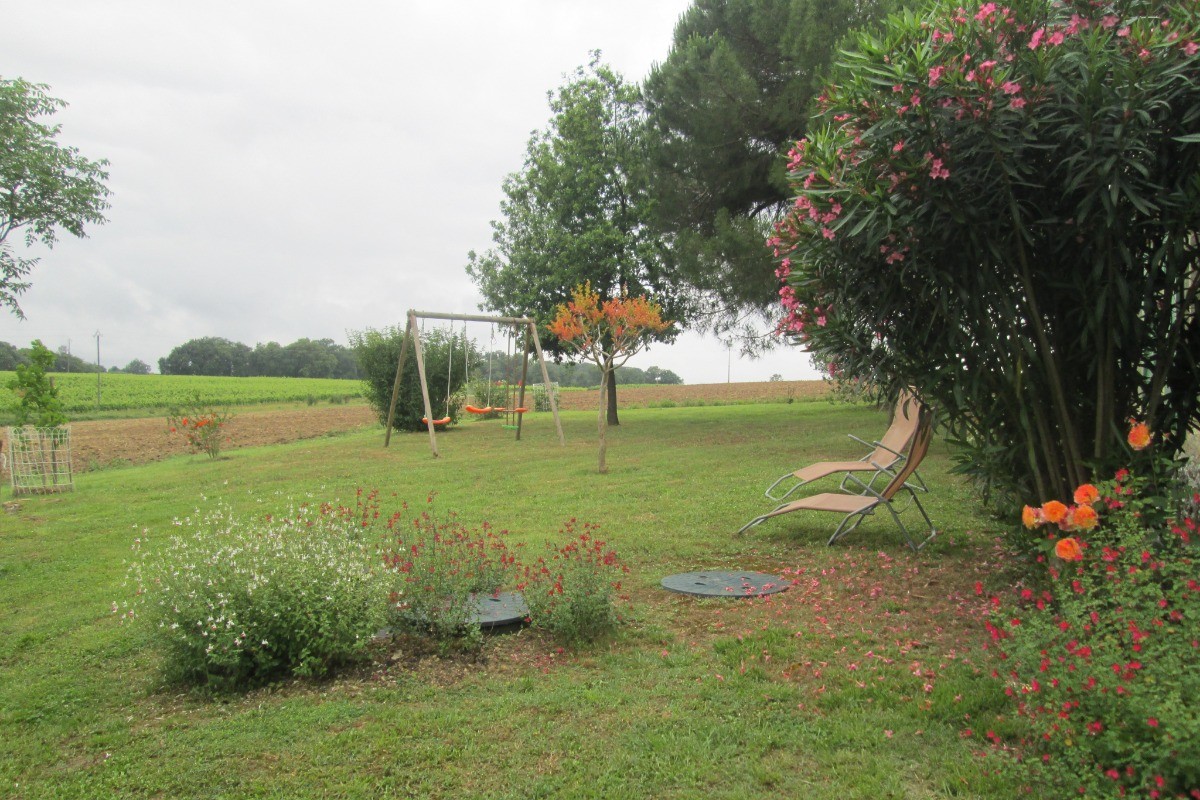 Jardin avec jeux et bains de soleil