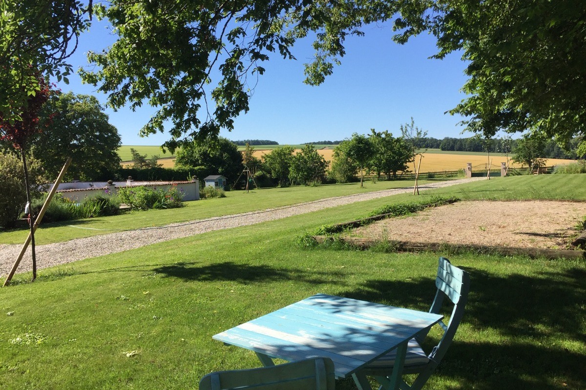 Court de boules et le parc avec ses belles vues