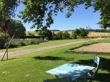 Court de boules et le parc avec ses belles vues