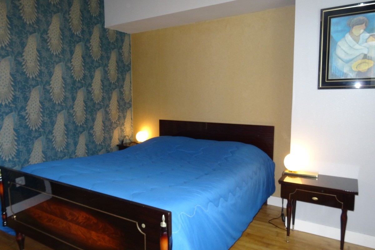 Chambre de plain pied pour 2 personnes (lit 140). Mobilier de qualité et assorti. Salle d'eau et WC à proximité.