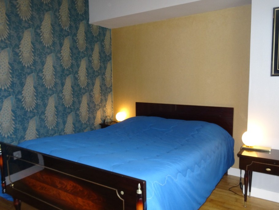 Chambre de plain pied pour 2 personnes (lit 140). Mobilier de qualité et assorti. Salle d'eau et WC à proximité.